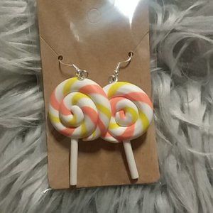 2 pairs of earrings